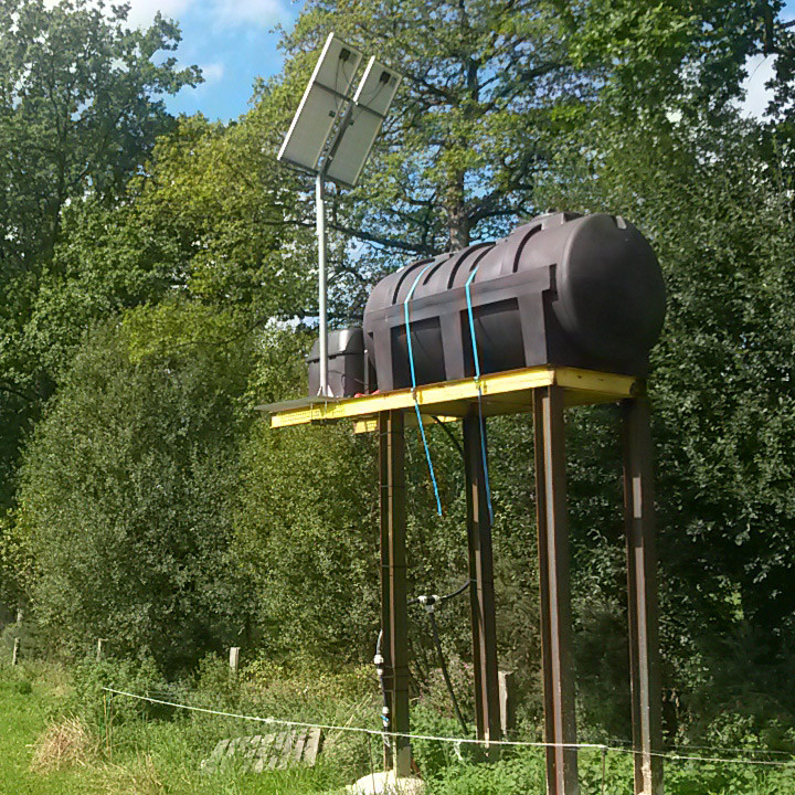 Autonomous solar pump set with batteries